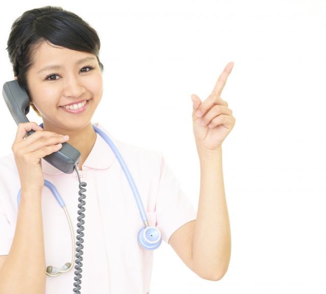 笑顔で電話する医療スタッフ