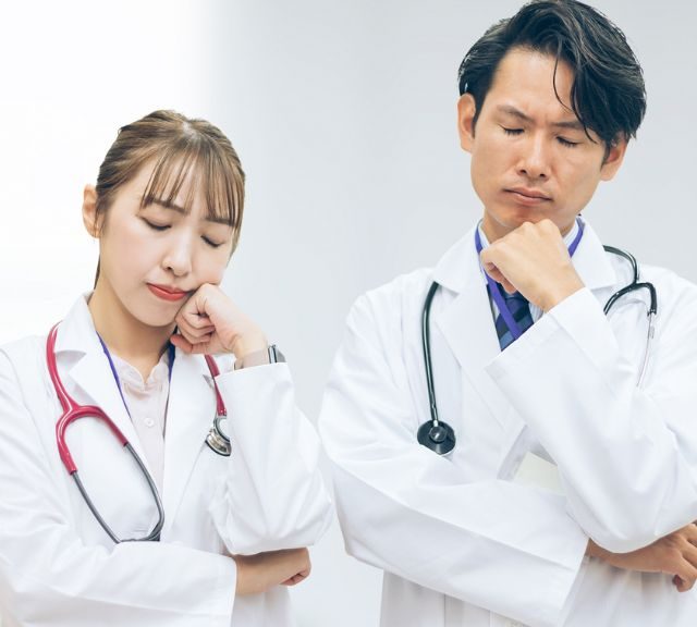 悩む医療スタッフ