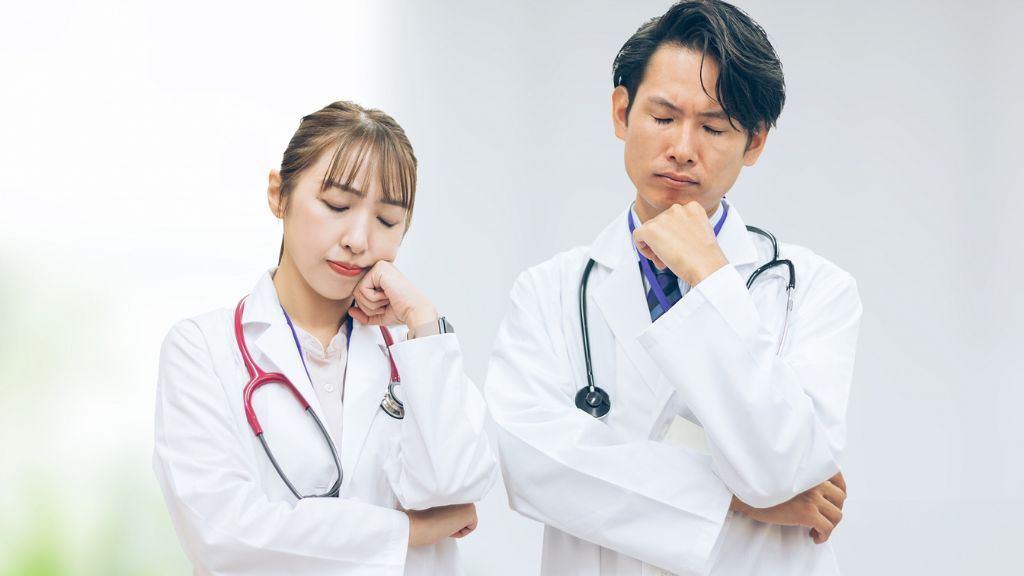 悩む医療スタッフ
