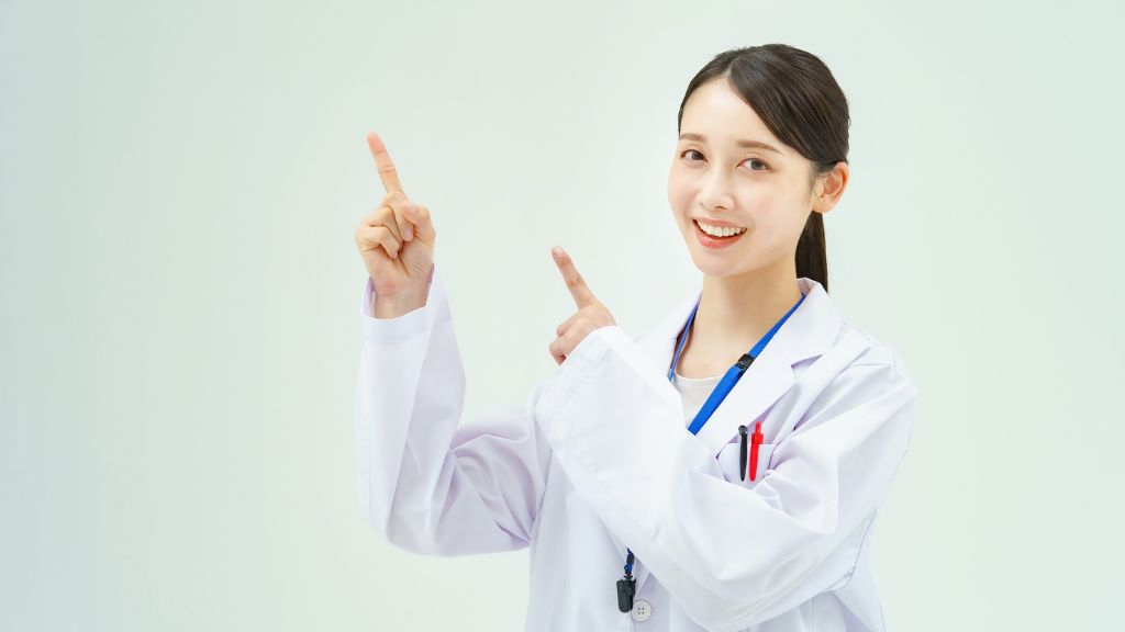 指さす医療スタッフ
