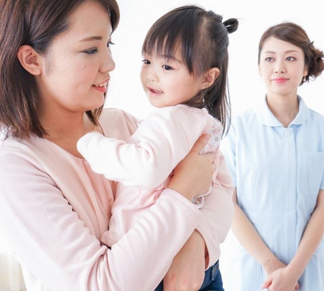 子どもを抱っこする女性