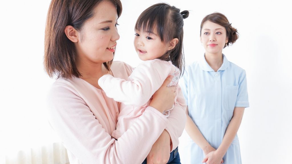子どもを抱っこする女性