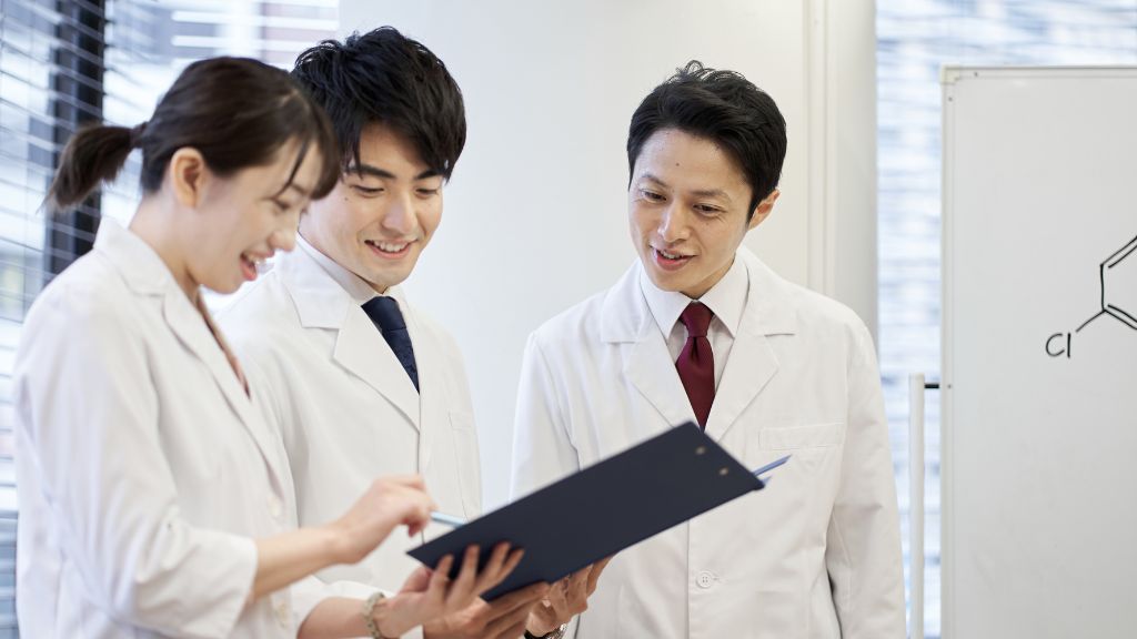 話し合う医師