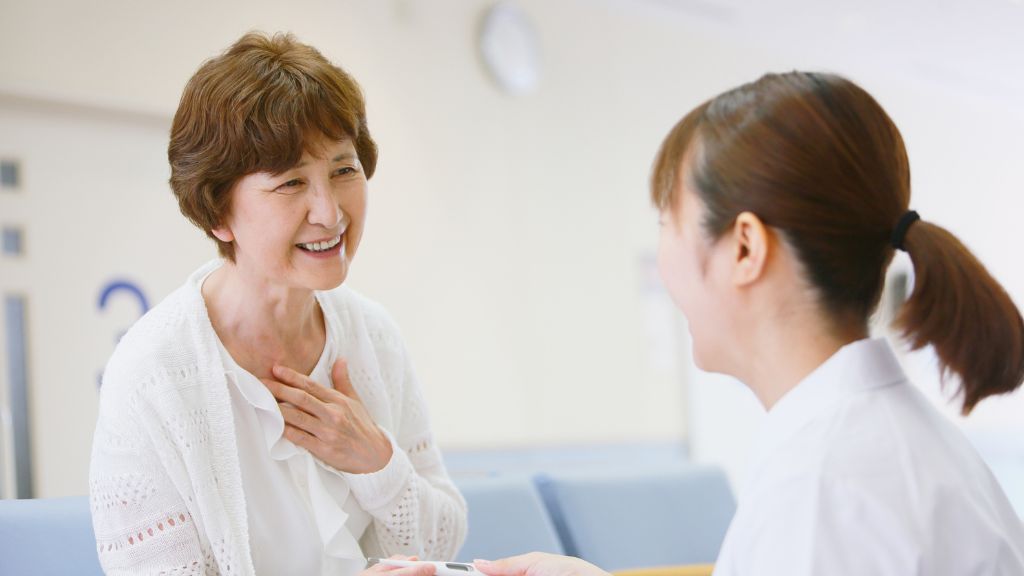 高齢の患者に優しく応対する医療スタッフ